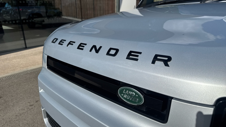 Land Rover Defender 3.0 D300 SE 110 5dr Auto Diesel Estate